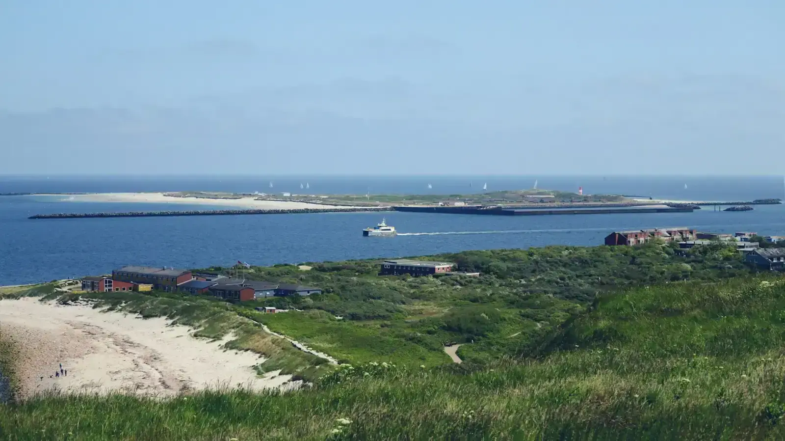 Helgoland mit ankommendem Schiff